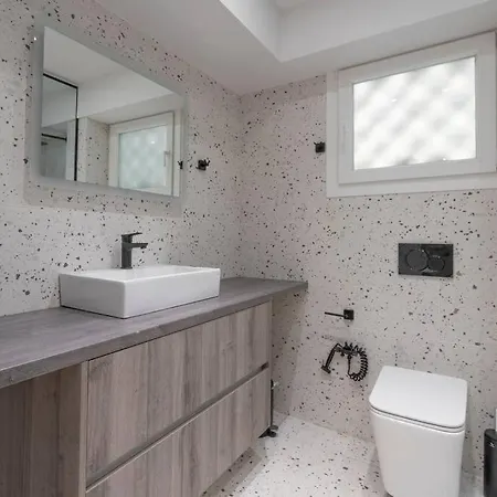 Voula's 2br Escape Elegant And Stylish Living Apartment