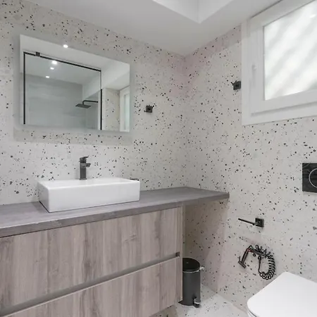 Voula's 2br Escape Elegant And Stylish Living Apartment