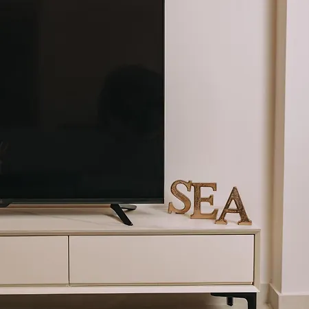 Cozy New Nearby Metro Apartment *