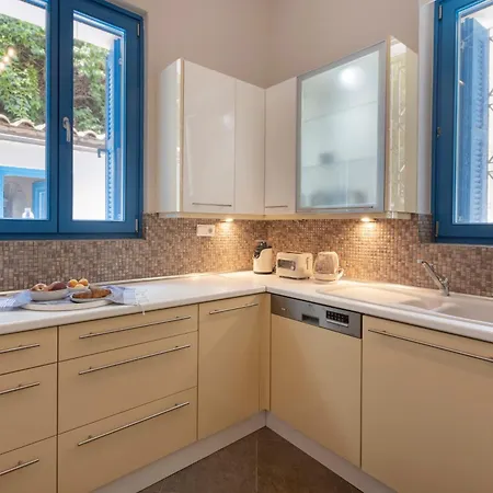 Plaka 3br 9ppl Privateyard 200m Metro&museum * Athens