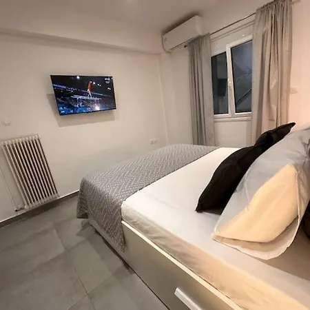Cozy With Yard Apartment