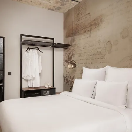 Anise, Aluma & Hotel Atény