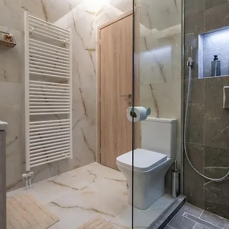 Apartment Amerikis Square Cozy For 3 Persons