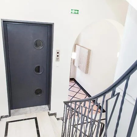 Elegant Apartment *