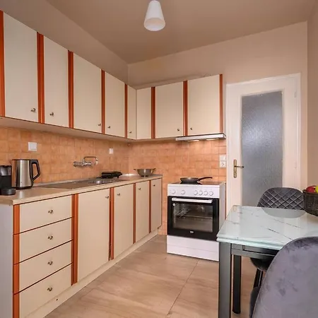 Peaceful 2 Bedroom In Glyfada Center *