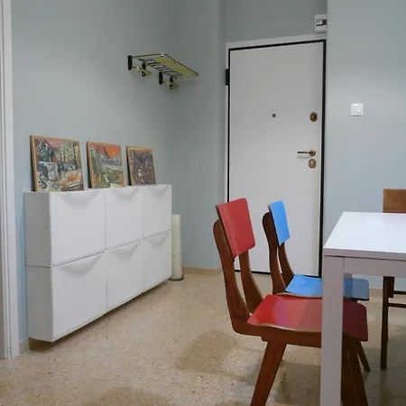 Arty Flat In Center *