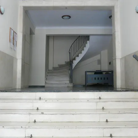 Arty Flat In Center *