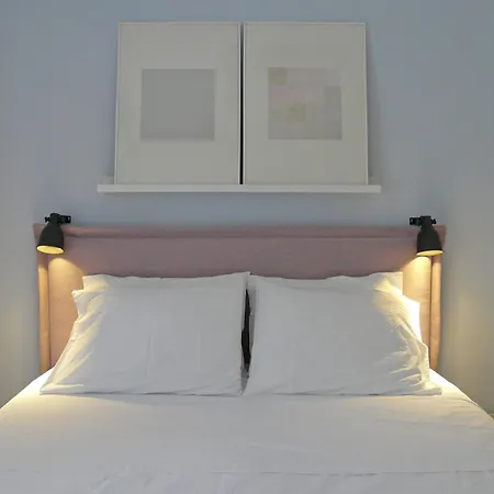 Arty Flat In Center *