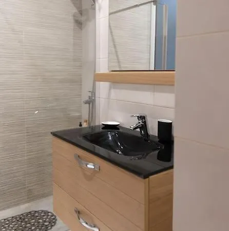 Renovated Fully Equipped 2 Bedroom Cozy Near The Sea Apartment