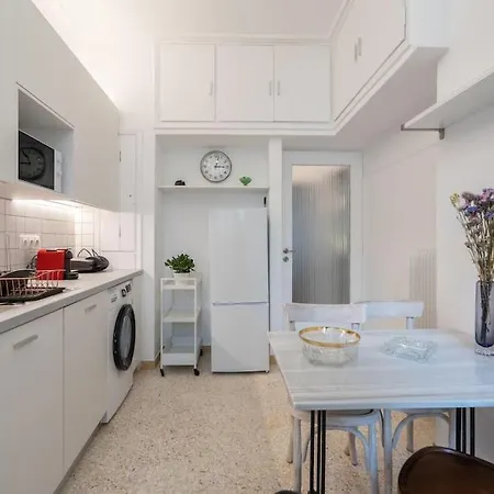 Artistic Retreat In Heart Apartment