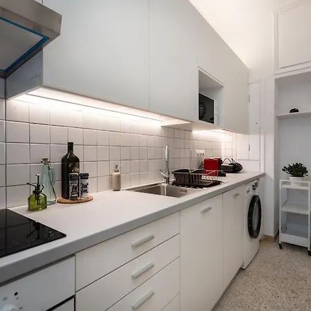 Artistic Retreat In Heart Apartment