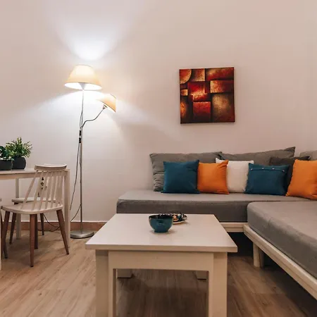 Monastiraki-psiri, Old Town, 3-bdr Apt, Sleep 6-10p, Spacious Court Yard אתונה