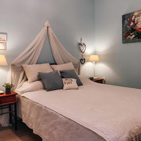 Monastiraki-psiri, Old Town, 3-bdr Apt, Sleep 6-10p, Spacious Court Yard *
