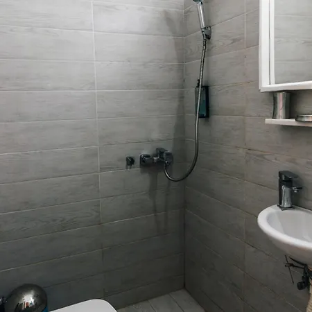 Monastiraki-psiri, Old Town, 3-bdr Apt, Sleep 6-10p, Spacious Court Yard