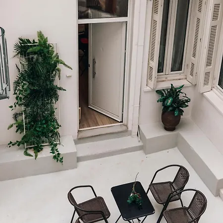 Apartment Monastiraki-psiri, Old Town, 3-bdr Apt, Sleep 6-10p, Spacious Court Yard *