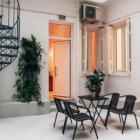 Monastiraki-psiri, Old Town, 3-bdr Apt, Sleep 6-10p, Spacious Court Yard * Athens
