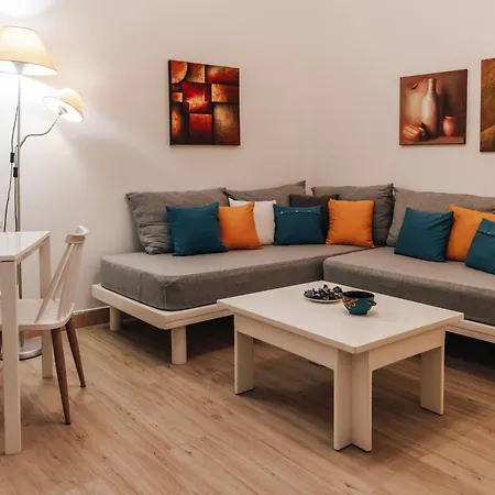 Monastiraki-psiri, Old Town, 3-bdr Apt, Sleep 6-10p, Spacious Court Yard * Athens