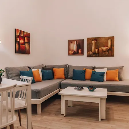 דירה Monastiraki-psiri, Old Town, 3-bdr Apt, Sleep 6-10p, Spacious Court Yard