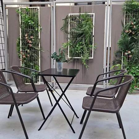 Monastiraki-psiri, Old Town, 3-bdr Apt, Sleep 6-10p, Spacious Court Yard