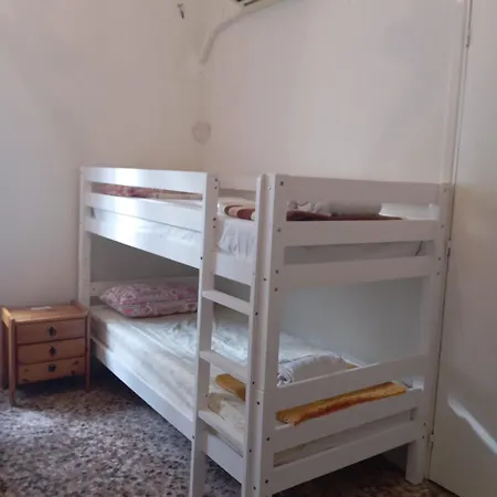 δυο μόλις 3 λεπτά απο το μετρό