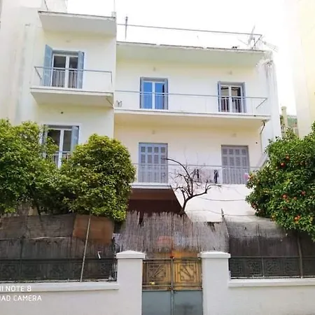 δυο μόλις 3 λεπτά απο το μετρό *