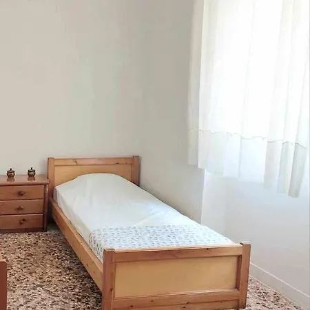 δυο μόλις 3 λεπτά απο το μετρό * Athens