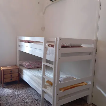 δυο μόλις 3 λεπτά απο το μετρό Athens