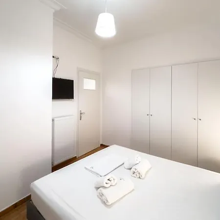 Apartment Art & Comfort In