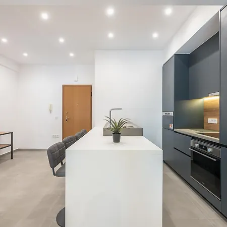 Vibes Stylish 2br And A Stunning Balcony Apartment *