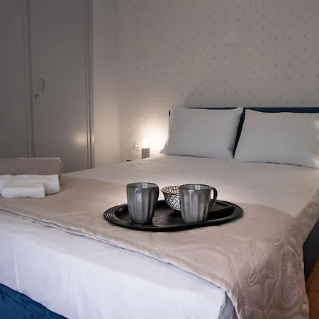 Penthouse Archeol Musiem, 3bdr, Big Balcony, Wifi 200 Mbps Fiber * Athens