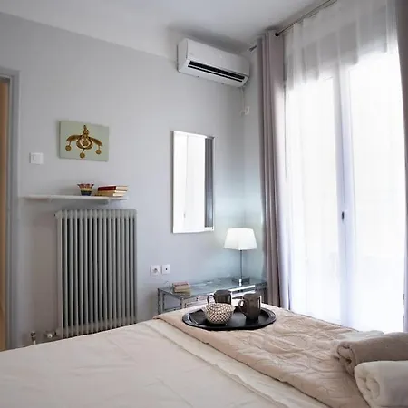 Apartment Penthouse Archeol Musiem, 3bdr, Big Balcony, Wifi 200 Mbps Fiber Athens