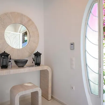 Seclusion, Privacy And 2 Bedroom Luxury In Glyfada Villa *