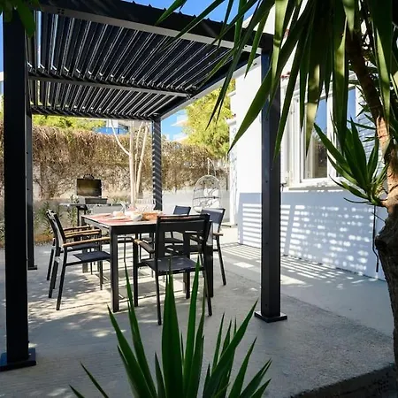 Seclusion, Privacy And 2 Bedroom Luxury In Glyfada Villa *
