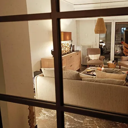 Elegant Renovated 3-bedroom In Maroussi