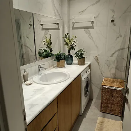 Elegant Renovated 3-bedroom In Maroussi