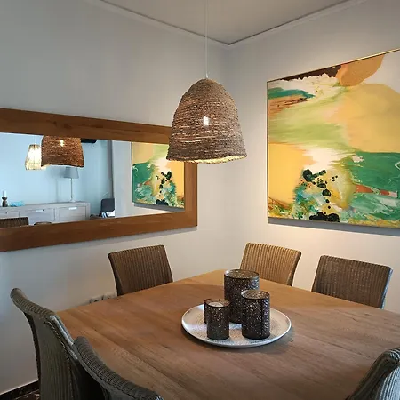Elegant Renovated 3-bedroom In Maroussi Apartment