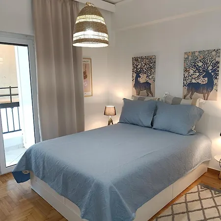 Elegant Renovated 3-bedroom In Maroussi Apartment *