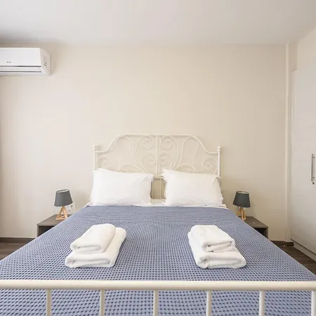 Steps From Historic Center Plaka Apartment *