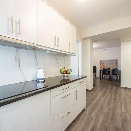 Apartment Steps From Historic Center Plaka