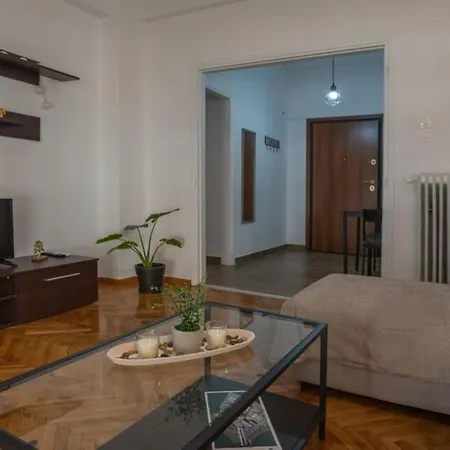 Entire Apt, 2nd Floor, Balcony Apartment *