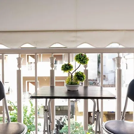 Entire Apt, 2nd Floor, Balcony Apartment *