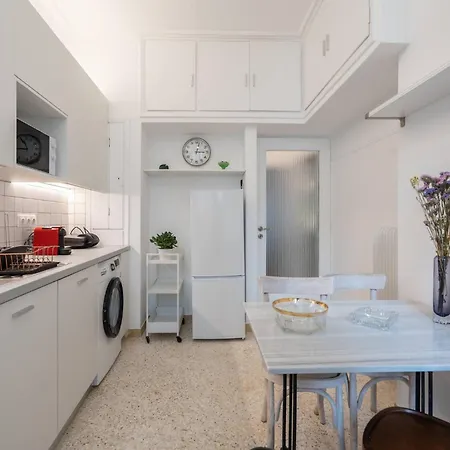 Artistic Retreat In Heart Apartment