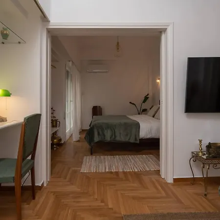 Artistic Retreat In Heart Apartment
