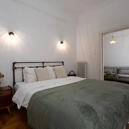 Artistic Retreat In Heart Apartment