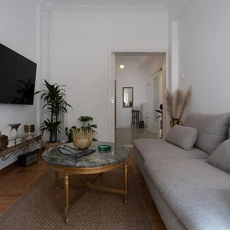 Artistic Retreat In Heart Apartment