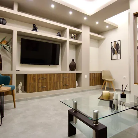 Luxurious 10' From Center Apartment