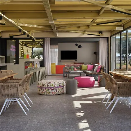Moxy 3*