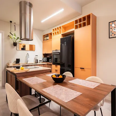 A Place 4u No6 - Escape With Balcony Lounge & Open Living Space *