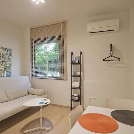 Cozy And Modern Vouliagmeni *