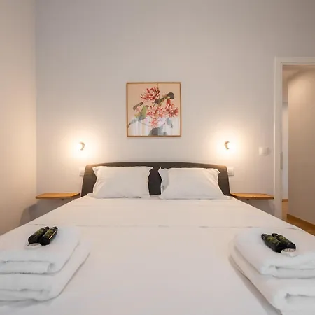 3br Petralona Escape
